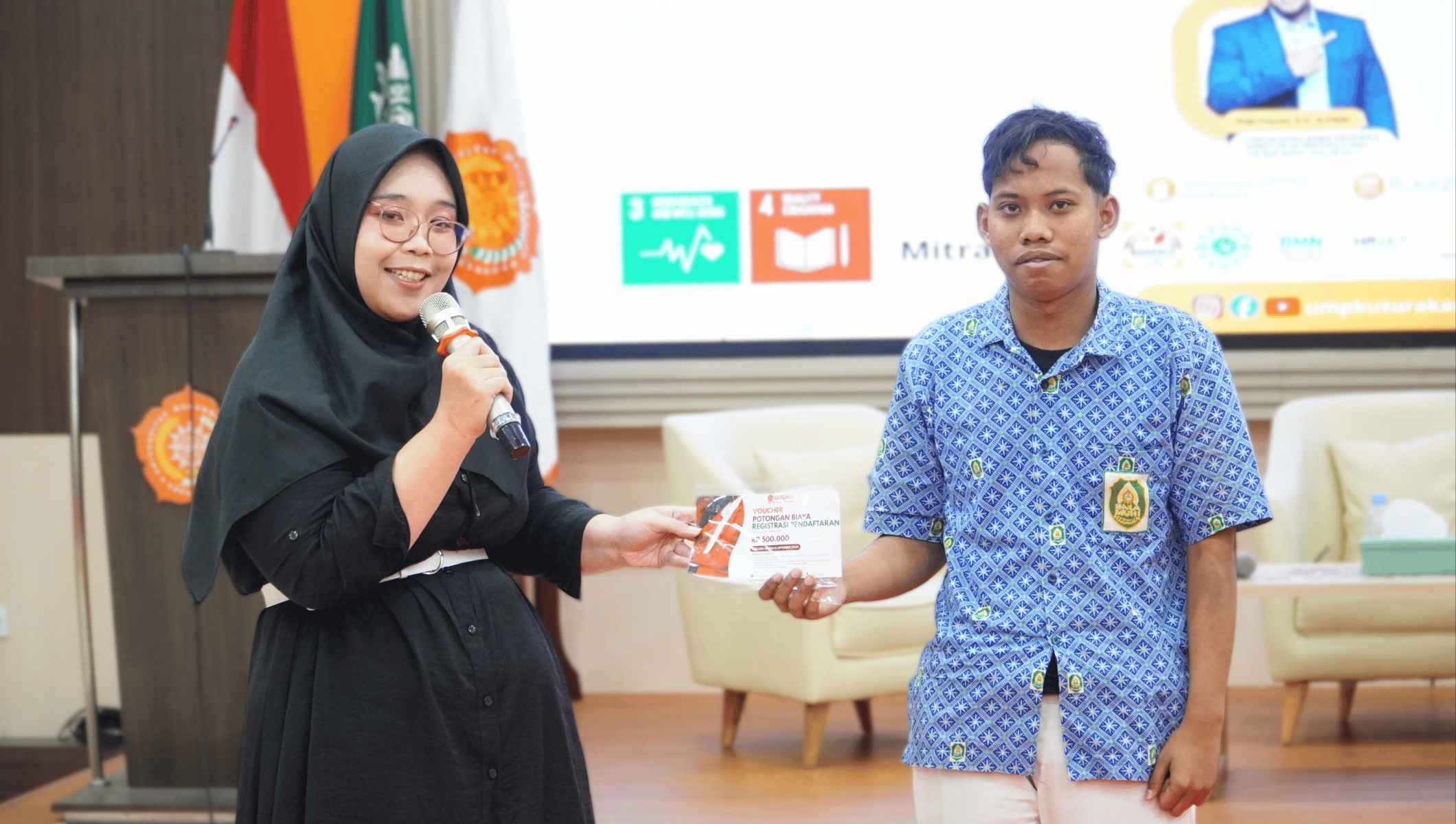 Mahasiswa mengikuti Seminar Nasional The Future of Work